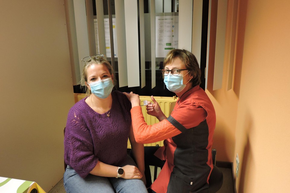 Viviane De Preester zet de laatste prik in vaccinatiecentrum Schelde-Leie. 