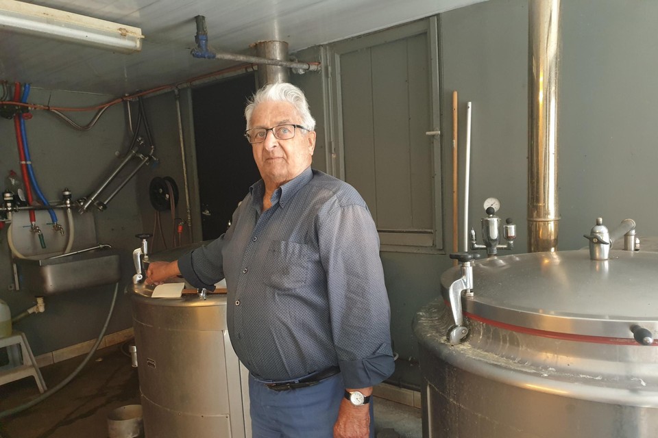 Leonce Nachtergaele maakt al meer dan een halve eeuw matten op zijn boerderij in Grimminge. Hij ziet voorlopig weinig in het project van de provincie: “Totaal niet rendabel.”