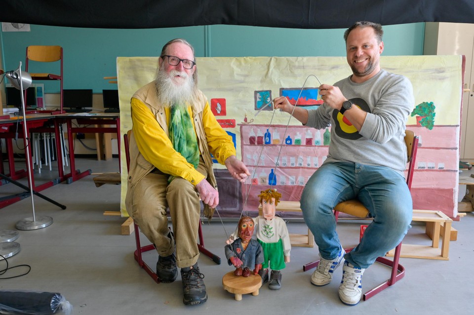 In Spanje leerde Guy leerlingen poppenspelen, hier ook in een school in Berchem.