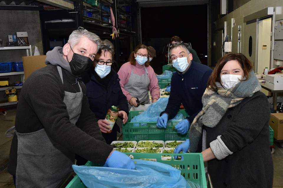 Vrijwilligers deponeren liefst 500 kilo mosselen in de honderden bakjes. L