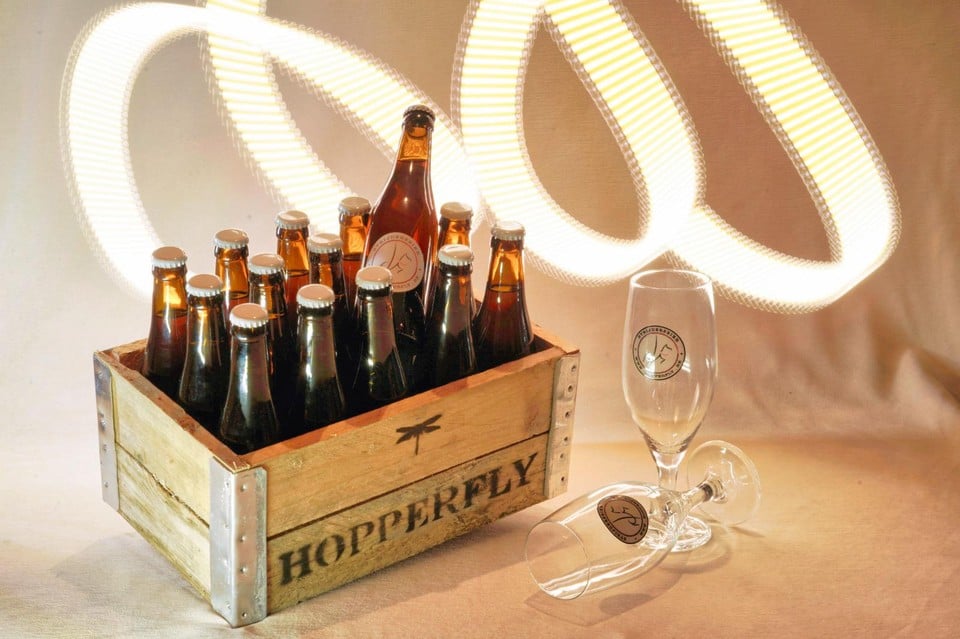 Het Strijdersbier kan worden aangekocht in een uniek houten bakje met bijhorend glas.