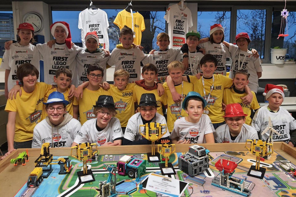 Drie Herkse teams poseren fier bij hun LEGO-bouwsels