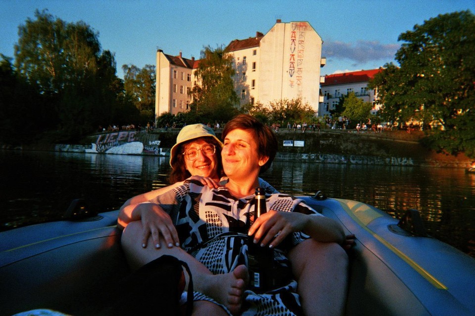 Sofie Marguillier (vooraan) en haar vriendin Ilana in Berlijn. 