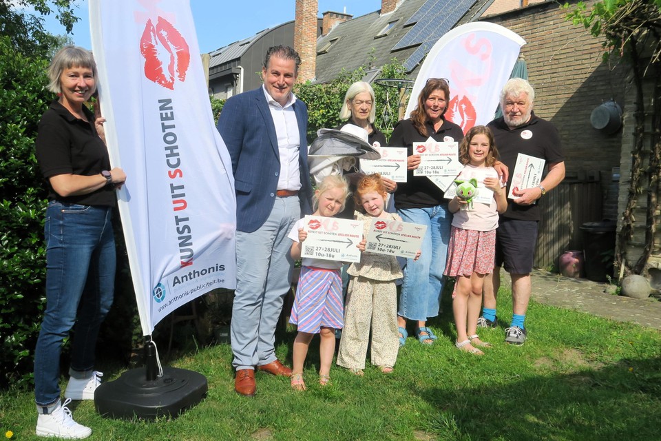 KUS-ambassadeurs Simone Dörflinger, Chirstof Victor, Gerd Van de Ven, Lieve Geerinckx, Danny Maes en mascottes Liv, Suze en Esmee met enkele van de vele bordjes die de weg wijzen naar de vele studio's die dit weekend open zijn.