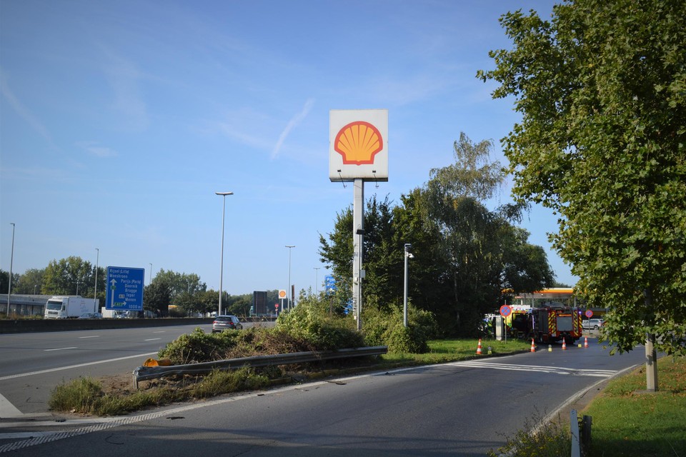 De wagen met de drie Fransmannen reed op deze scheiding. Eén man stierf, een was gewond en een derde vluchtte. Zondagmiddag gaf hij zich in zijn thuisland aan.