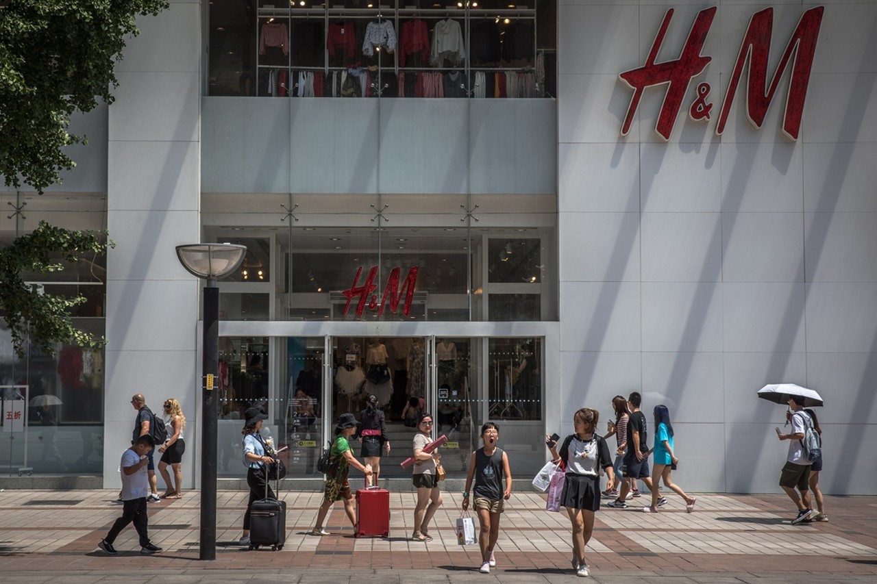 Vlucht Relativiteitstheorie Vader fage Met zak kleren buitenwandelen, twee weken later pas betalen: H&M lanceert  binnenkort in ons land het principe “achteraf betalen” | Het Nieuwsblad  Mobile