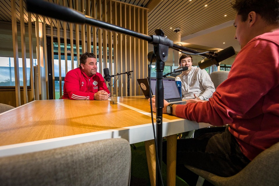 Bram Verbist ontving Sjotcast-hosts Guillaume Maebe en Yanko Beeckman in het trainingscomplex van OH Leuven.