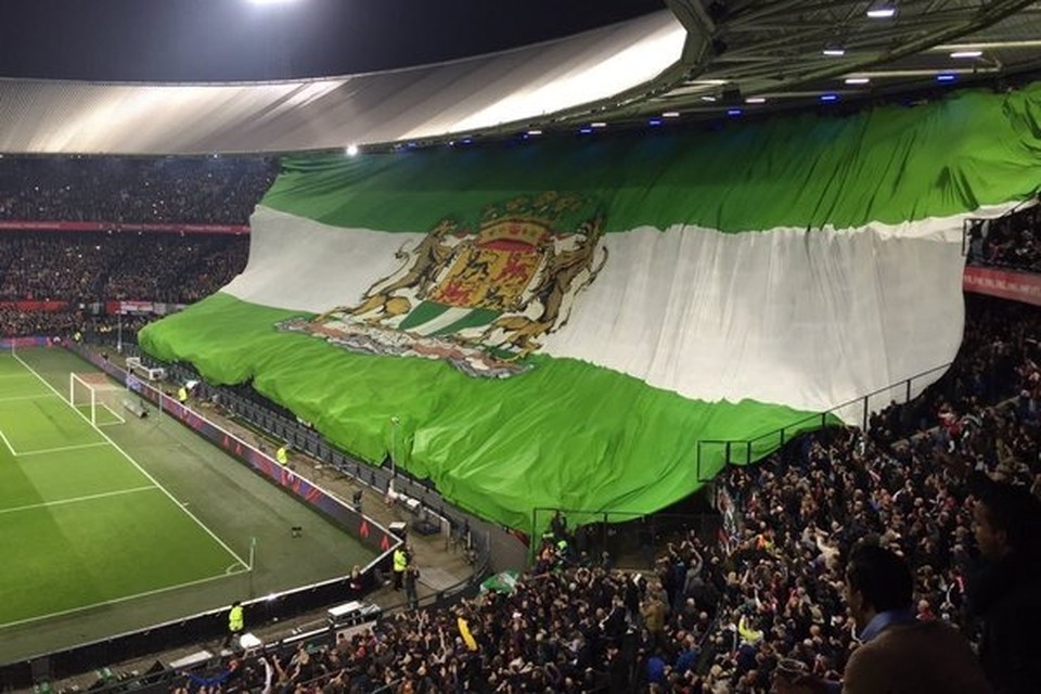 Delegeren George Bernard antwoord Feyenoord-supporters pakken uit met gigantische vlag voor topper | Het  Nieuwsblad Mobile