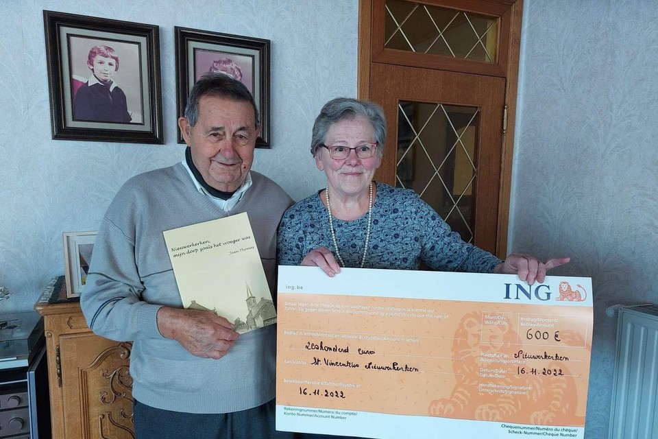 Jean Thomas overhandigt de cheque van zeshonderd euro aan Christa Creeten van Sint-Vincentius Nieuwerkerken 