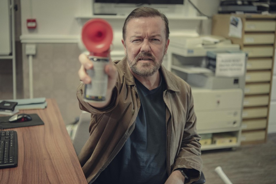Ricky Gervais gaat in het derde seizoen van ‘After life’ diepgang vakkundig uit de weg en kiest voor goedkope onderbroekenlol. 
