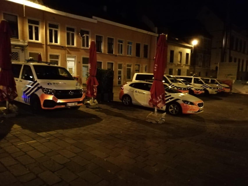 De politie was in groten getale aanwezig in de Overpoortstraat