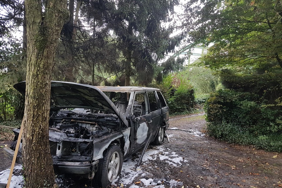 Range Rover brandt volledig uit aan Van Crombrugghebrug, chauffeur ontsnapt 