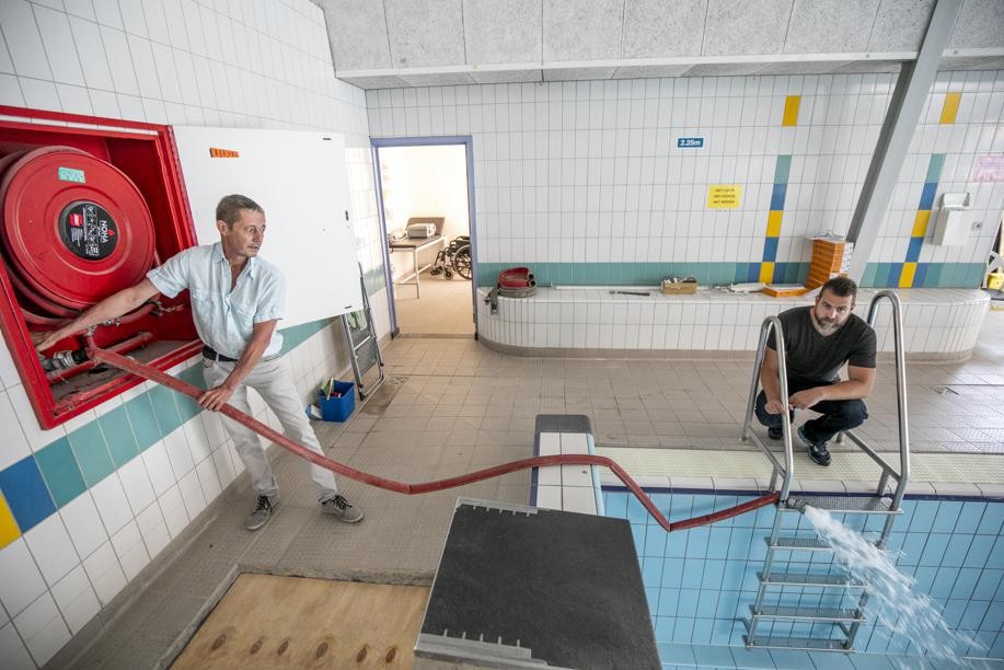 Het zwembad werd op 14 juni opnieuw gevuld, nu moet het water nog op temperatuur gebracht worden.