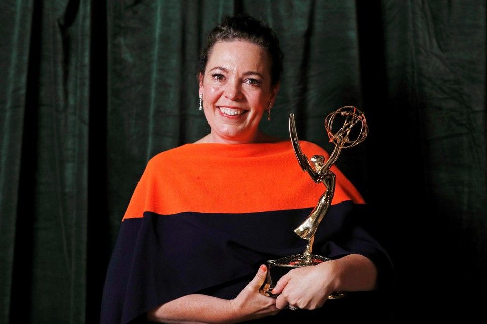 Olivia Colman, die de Queen speelt in ‘The Crown’, kreeg een Emmy Award voor beste vrouwelijke hoofdrol in een dramareeks. 