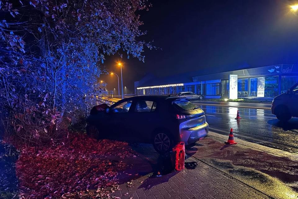 Donderdagavond raakte een wagen van de baan af in de Moerbrugsestraat in Oostkamp. De auto raakte een elektriciteitspaal die doormidden brak. 