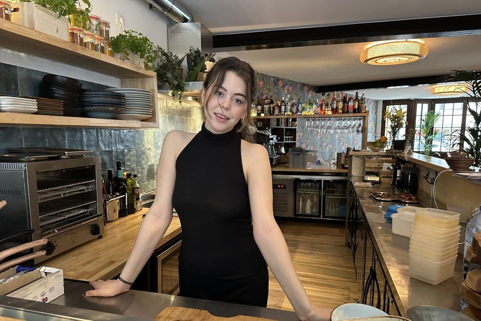 Malak werkt in een open keuken, in het zicht van haar klanten.