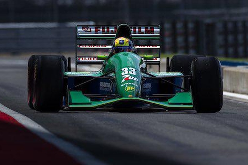 Mick Schumacher in de Jordan 191 waarmee zijn vader Michael Schumacher in de Formule 1 debuteerde