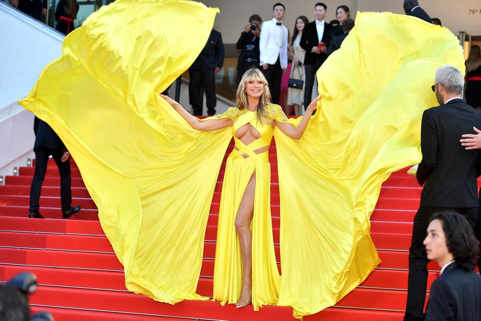 Heidi klum in een gele creatie van Zuhair Murad, die op zich al redelijk onthullend was. Tijdens het rodelopermoment liet ze nog nét wat meer zien dan gepland.