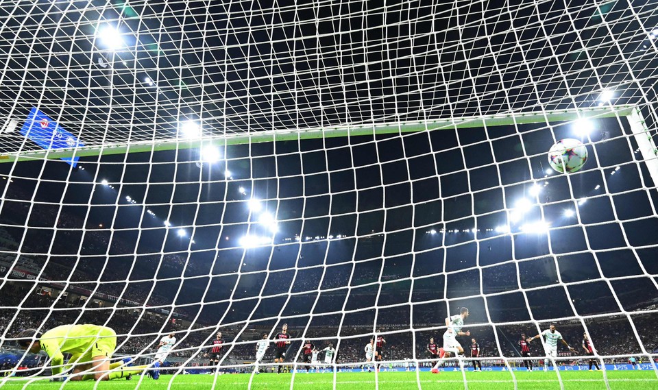 Joringo bracht Chelsea vanop de stip op voorsprong tegen AC Milan. 