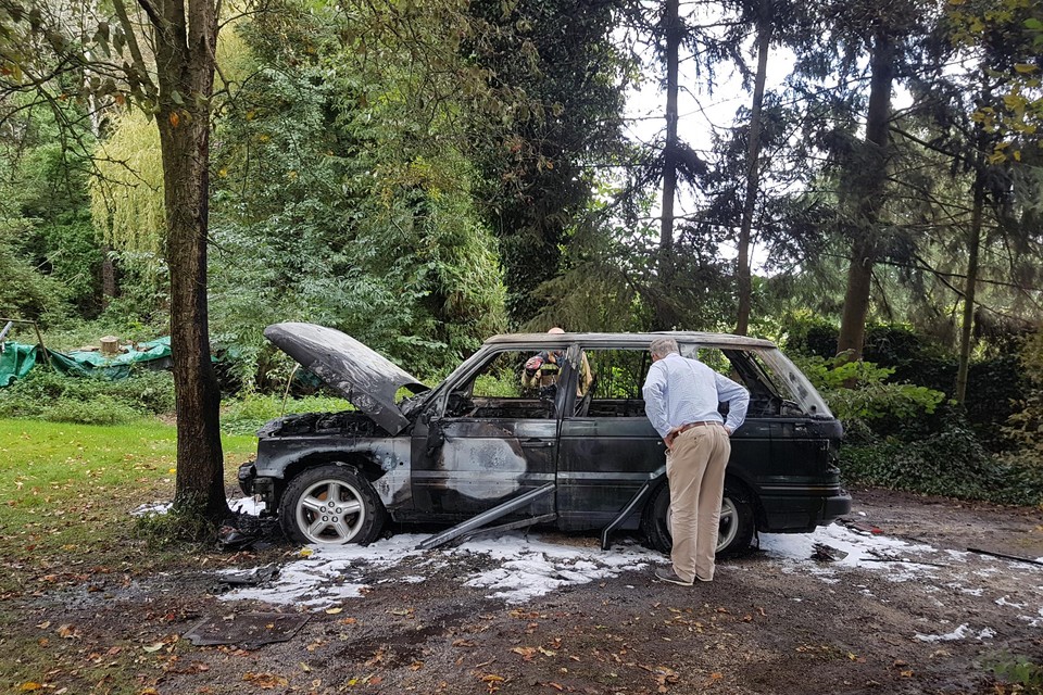 Range Rover brandt volledig uit, chauffeur kan uit wagen ontsnappen 