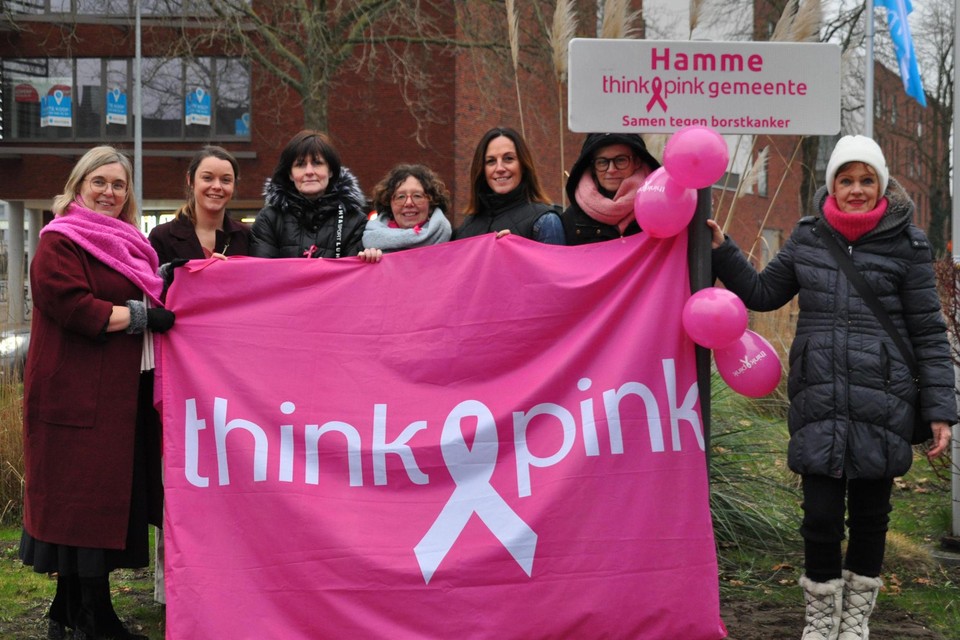 Ambassadrice Mia Roels (rechts) onthulde samen met lotgenoten en burgemeester Ann Verschelden (links) het bord ‘Hamme, Think Pink-gemeente’.