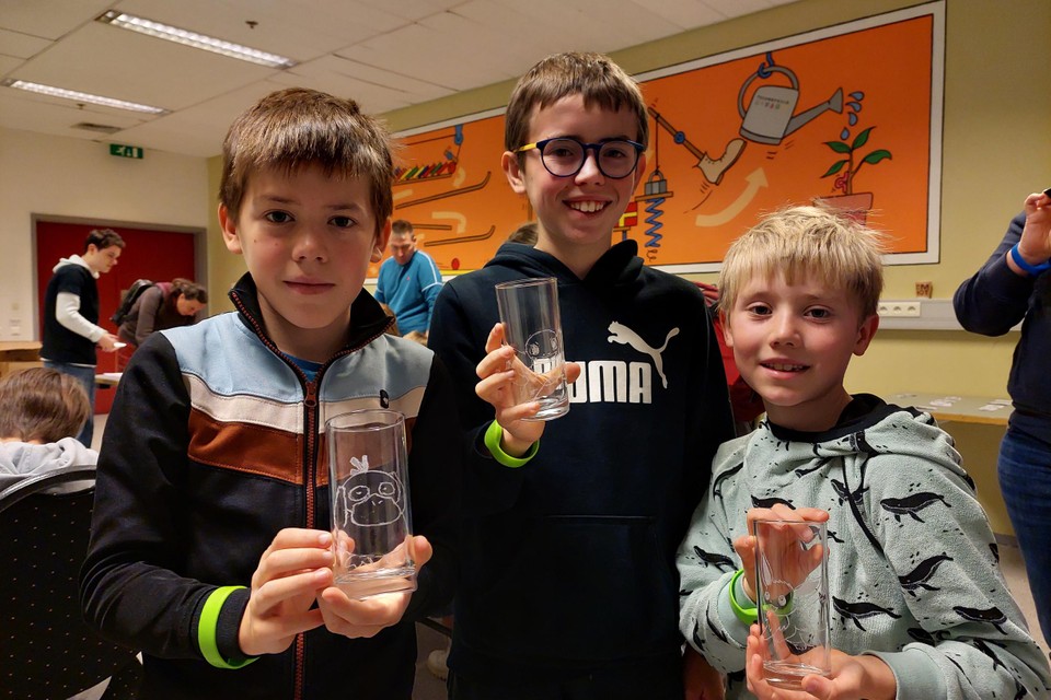 Senne, Jitse en Rune graveerden een Pokémon in een glas. 