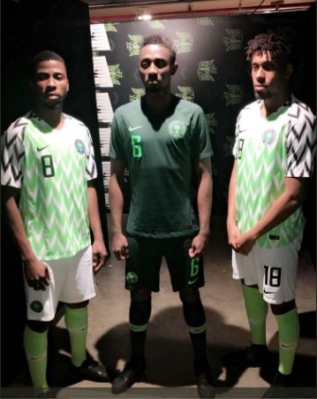 Iedereen laaiend enthousiast over gloednieuw WK-shirt Nigeria, Engelse oefentruitjes populair | Het Nieuwsblad Mobile