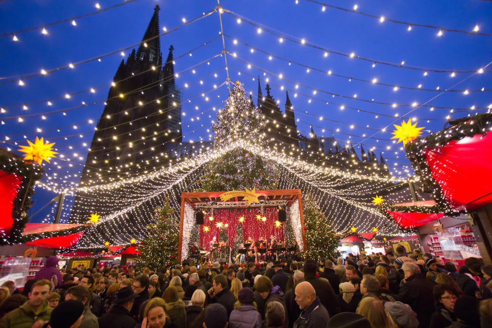 Elk weekend trekken duizenden Limburgers richting de Duitse kerstmarkten, zoals hier in Keulen.