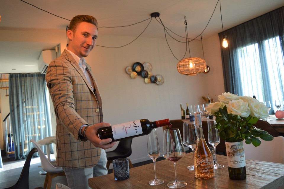 Maxim Vantorre (21) in wine bar Maxim’s boven wijnboetiek Vin’Otaire, die op 1 juli opent als pop-up. De rozen staan in een fles Rioja Castillo Ygay.   