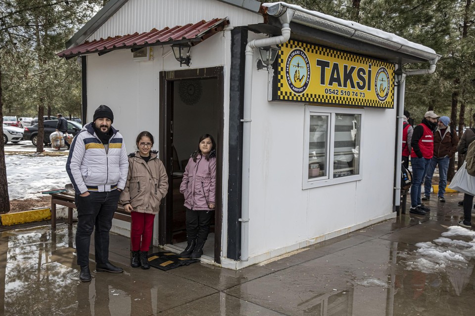 De familie Zorba verblijft sinds de verwoestende aardbeving in het taxihuisje voor de luchthaven van Ursa.