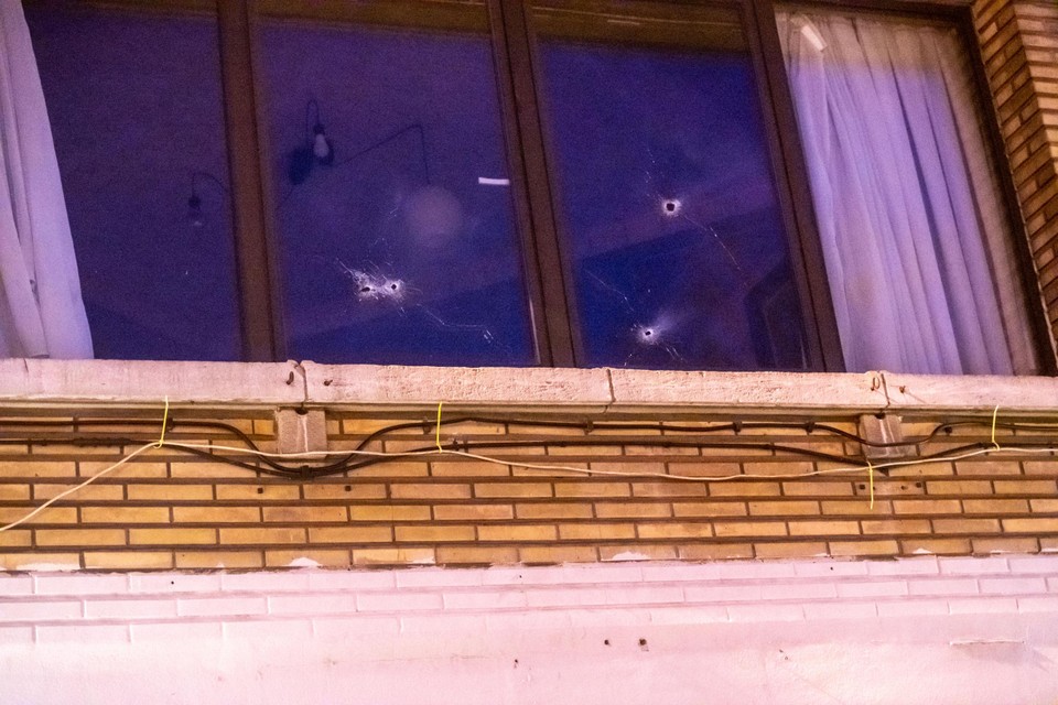 De kogelinslagen in het raam van de beschoten woning op de Herentalsebaan. 