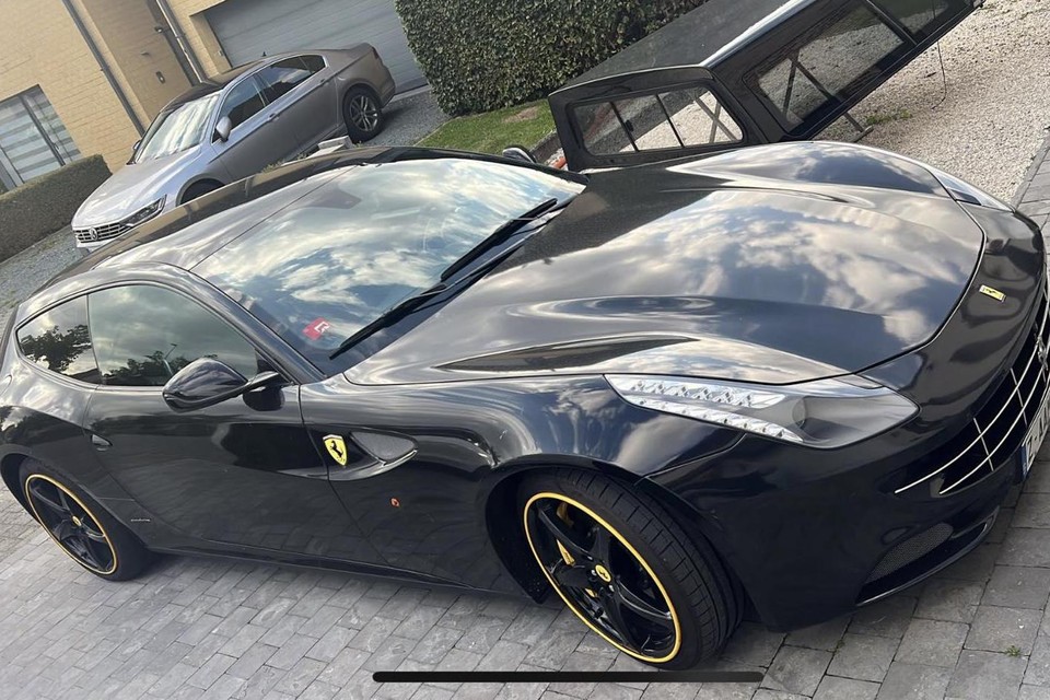 De gestolen Ferrari FF heeft enkele opvallende kenmerken en werd ondertussen teruggevonden.