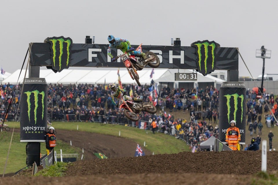 Tim Gajser (25) contra Jett Lawrence (6).