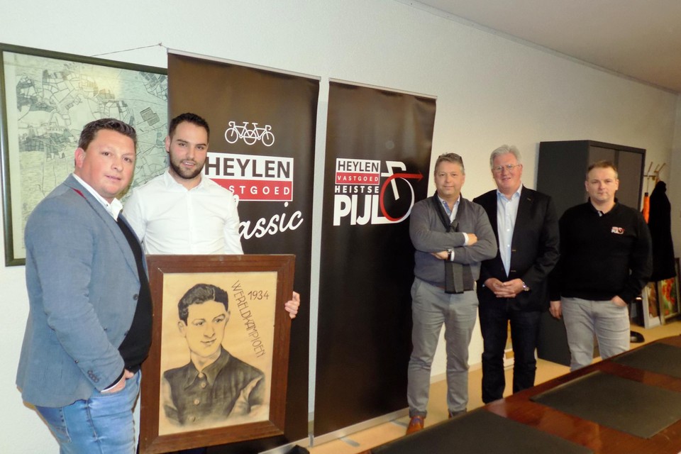 Burgemeester Gilles Bultinck uit Vosselaar toonde enkele jaren geleden samen met de organisatoren van De Heistse Pijl al een schilderij van Karel Kaers.
