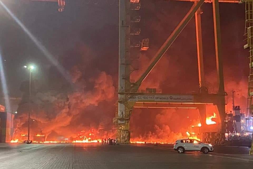 Brand in de haven van Jebel Ali.