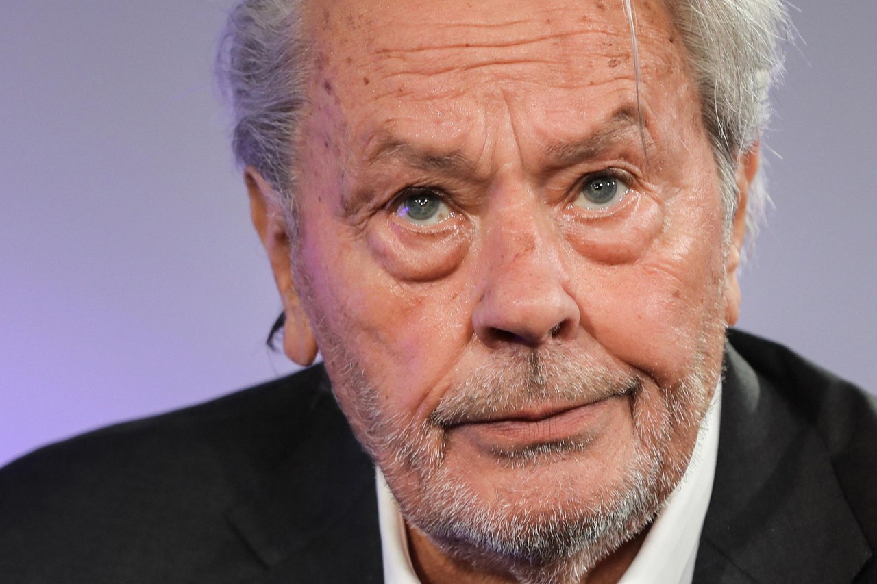 Meer dan 70 wapens in beslag genomen tijdens huiszoeking bij Frans acteur Alain  Delon (88) | Het Nieuwsblad Mobile