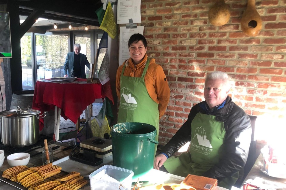 Medewerkers van het werkervaringscentrum De Pompoenerie in Kasterlee bakten heerlijke wafels op de winterhappening van Rotary Club Kasterlee.