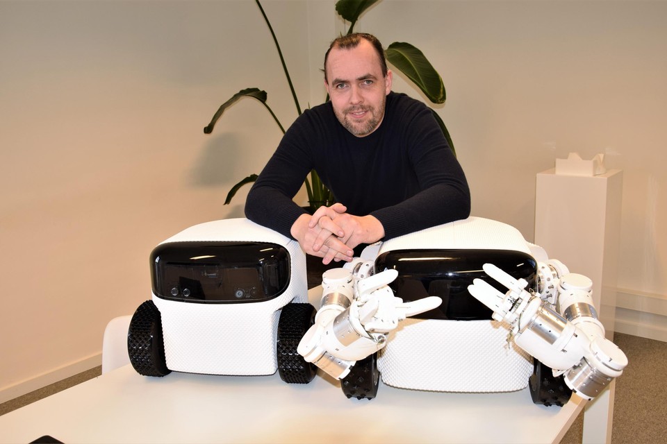 CEO Wesley Lorrez bij Willow en Willow X (met armen). “Personal robots gaan het leven van de mens veranderen, net zoals auto’s en computers.”
