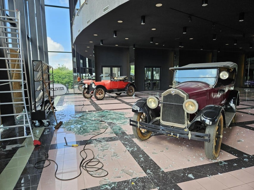 Behind the window were two old -timers of more than 100 years old.