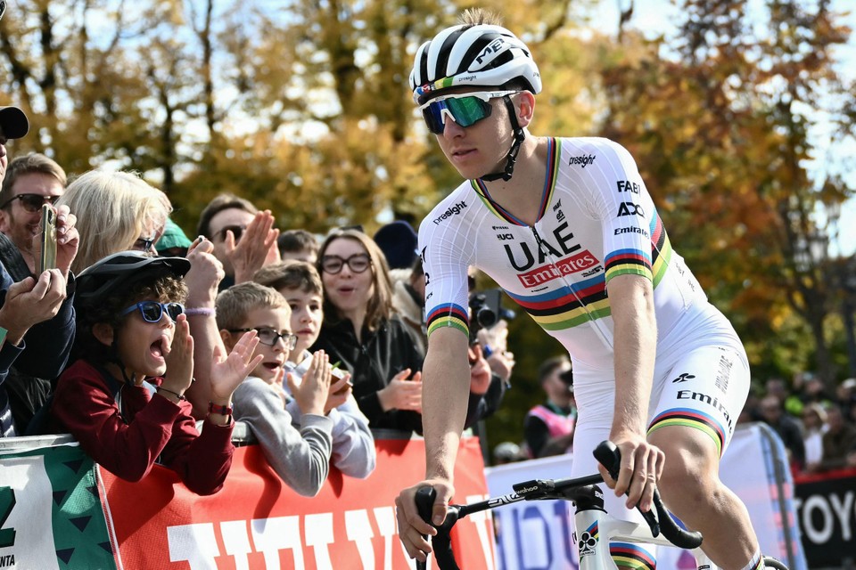 VIDEO. Een voorteken? Tadej Pogacar gaat Mathieu van der Poel achterna en betwist  Ronde van Lombardije in witte broek | Het Nieuwsblad Mobile