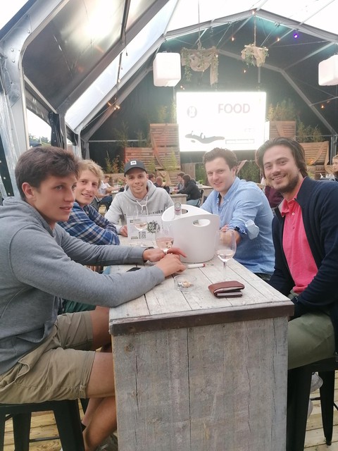 Rustig iets drinken in de zomerbar kan altijd