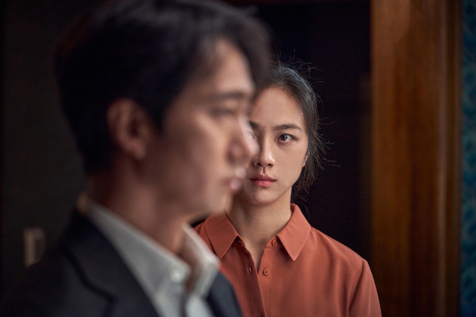 In ‘Decision to leave’, een hommage aan het werk van Hitchcock, speelt Park Hae-il een inspecteur die geobsedeerd raakt met een enigmatische vrouw (Tang Wei.) 