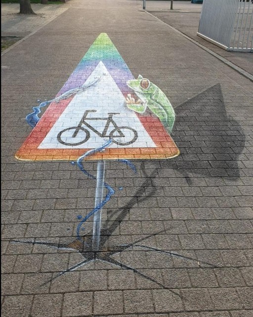 Ook aan Vlimmerlee in Vlimmeren trekt deze graffiti in de vorm van een verkeersbord de aandacht. 