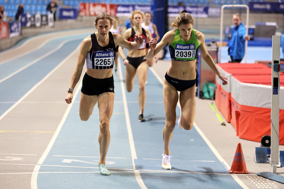 Helena Ponette (rechts) maakte bijna de hele 400m het tempo, maar werd in de slotmeters voorbijgelopen door Imke Vervaet. De Oostendse verbeterde zich wel van 53”65 tot 53”53.ooit