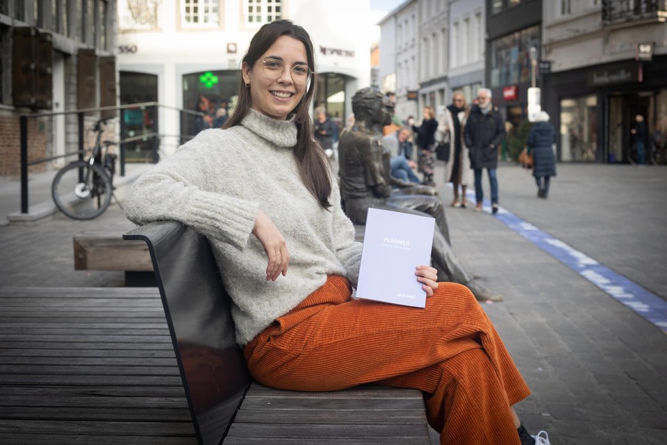 De Hasseltse Eline Grootaers (24) heeft haar eerste boek ‘Planner, Dicht bij Jezelf Leven’ klaar. 