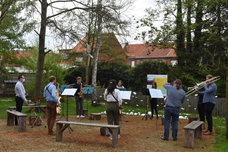 Harmonie Muzikalo speelde het stuk op de Troostplek in Olmen. 