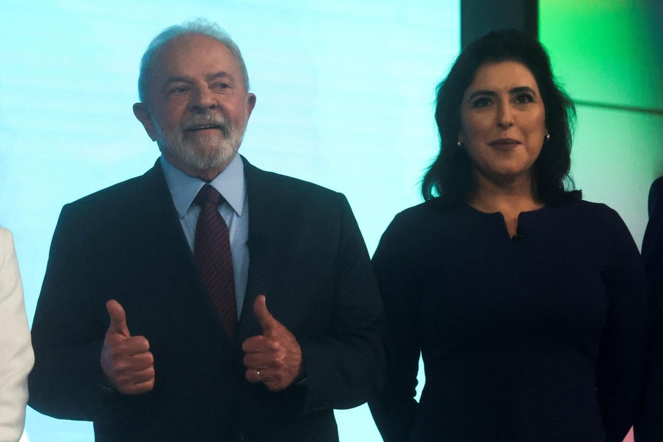 Simone Tebet (rechts) heeft haar steun uitgesproken voor haar tegenkandidaat in de presidentsverkiezing Lula de Silva (links), en uitgehaald naar Jair Bolsonaro.   