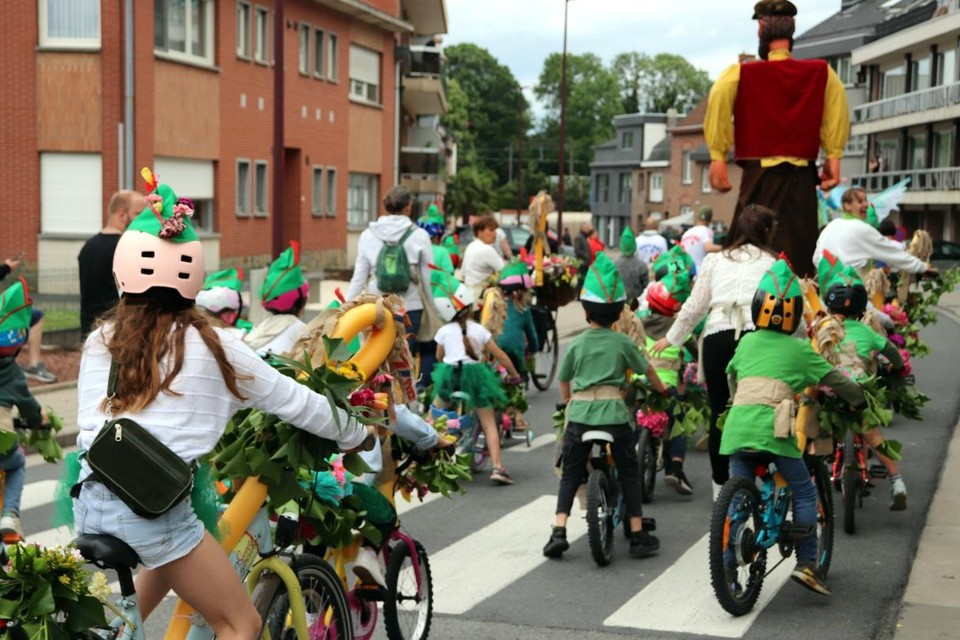 De kleutertjes versierden hun fietsjes met bloemen en ze reden ermee mee met de bloemencorso in Ternat.