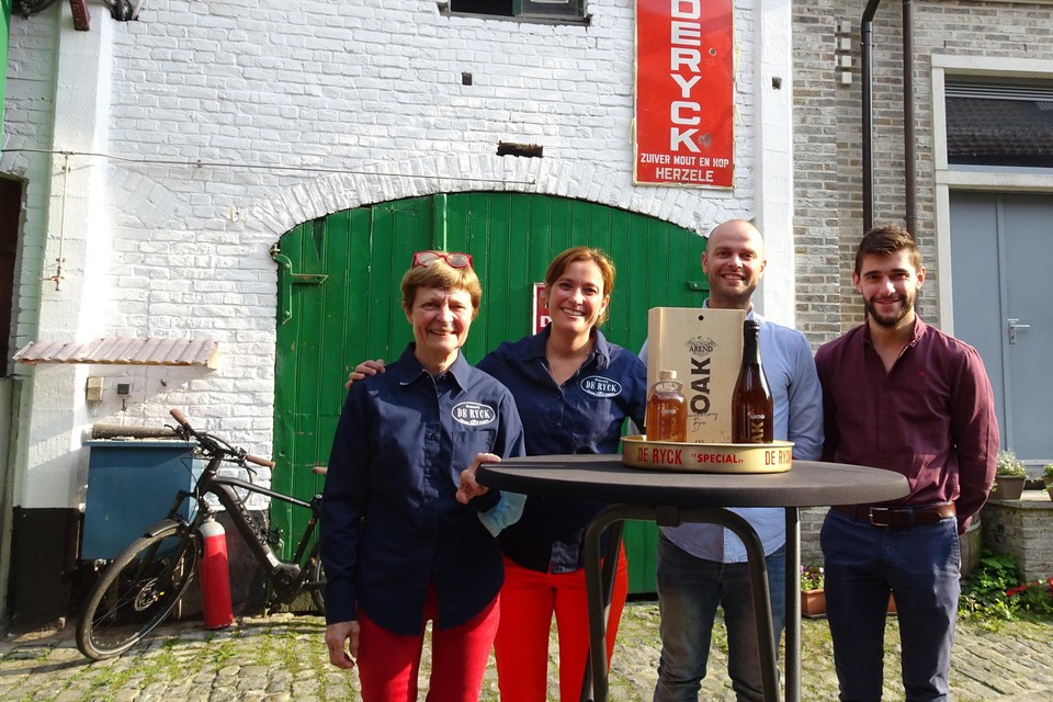 Anne De Ryck, Miek en Bram De Ryck en Victor De Rammelaere vormen samen de vierde en vijfde generatie bierbrouwers in Herzele.