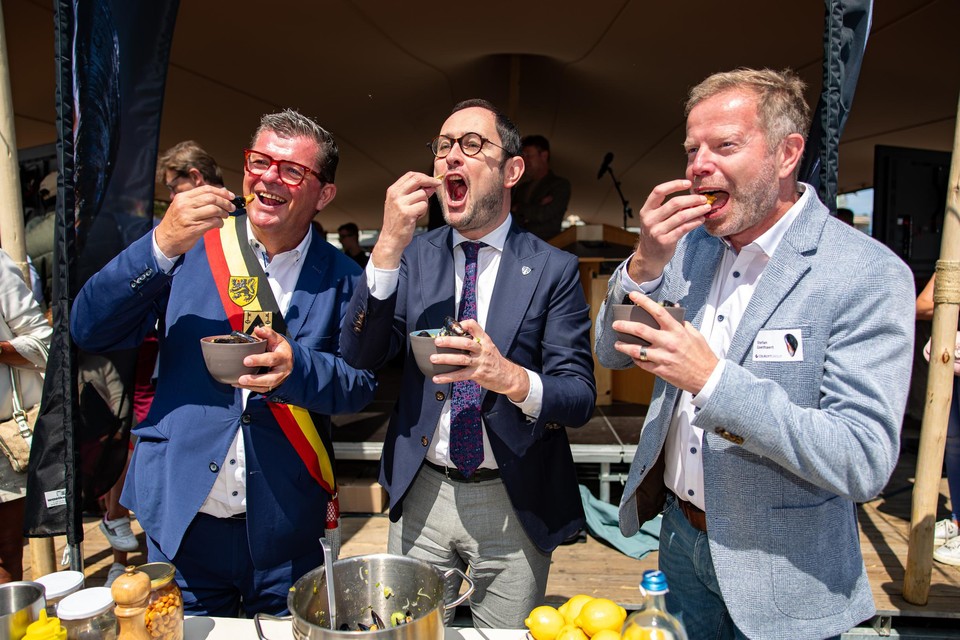 Burgemeester Bart Tommelein (Open VLD), minister van Noordzee Vincent Van Quickenborne (Open VLD) en Stefan Goethaert, kersverse CEO bij Colruyt Group, proeven de Belgische mosselen